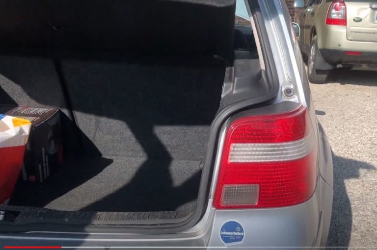 Changer les ampoules arrières sur VW GOLF 4 LeHangarDuNord