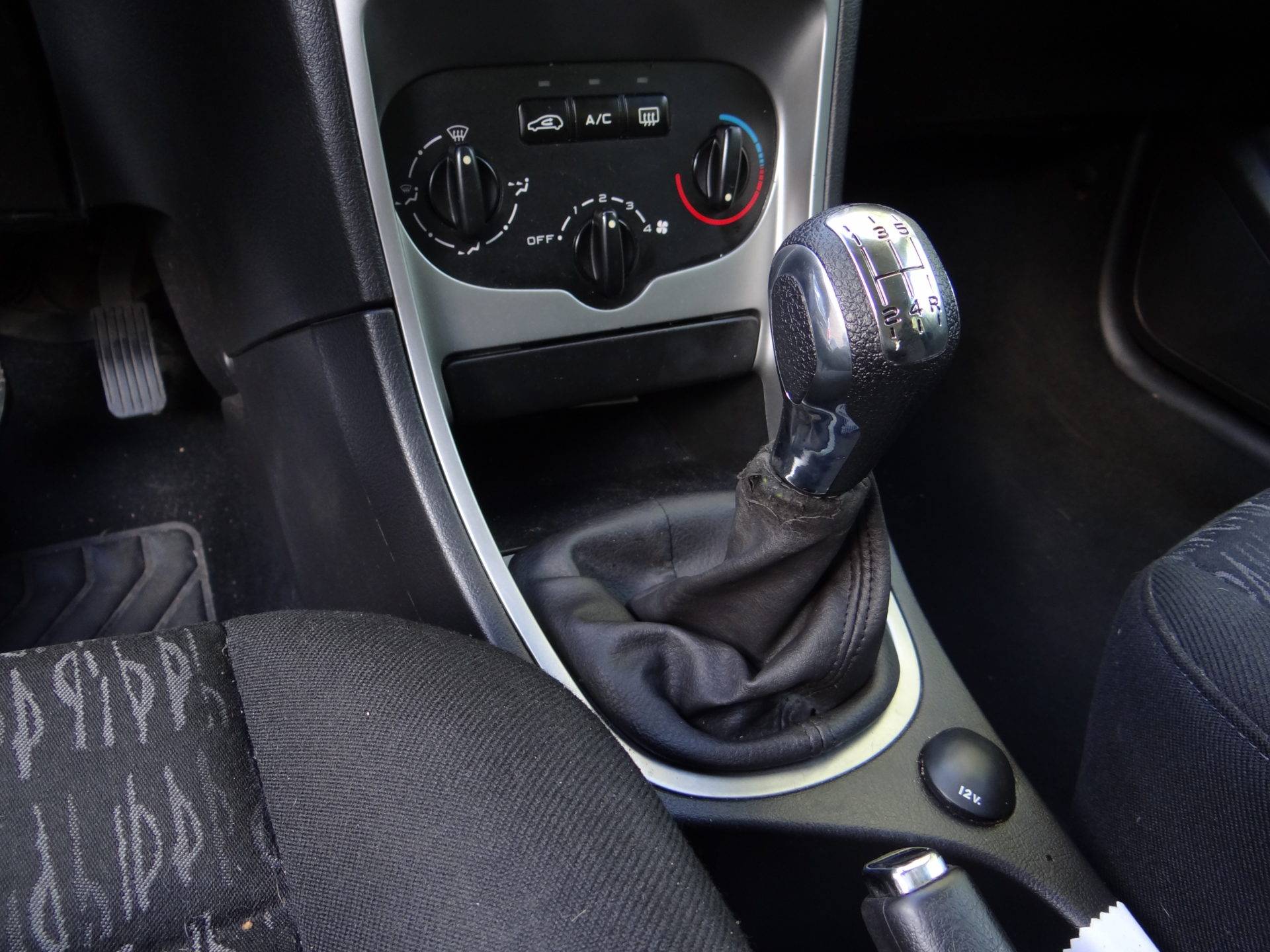Changer le pommeau de levier de vitesse sur Peugeot 307 - LeHangarDuNord