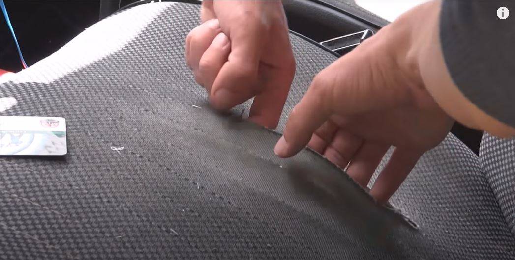 Réparer un siège en tissu déchiré avec du tissu thermocollant