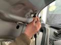 changer les vérins de capot moteur sur peugeot rcz (12)